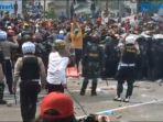 aksi-unjuk-rasa-menolak-omnibus-law-uu-cipta-kerja-di-simpang-harmoni-jakarta-pusat.jpg