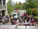 aksi-unjukrasa-siswa-dan-wali-murid-sdn-01-pekanbaru.jpg