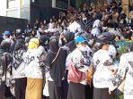 aksi_demonstrasi_guru_di_depan_kantor_dprd_kota_pekanbaru.jpg
