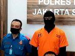 aktor-dwi-sasono-alias-ds-saat-dihadirkan-polisi-dalam-jumpa-pers.jpg