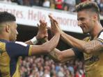 alex-oxlade-chamberlain-dan-olivier-giroud_20150726_20150726_082339.jpg