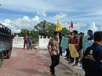 aliansi-mahasiswa-rokan-hilir-bersatu-melakukan-aksi-demo-di-kantor-bupati.jpg