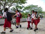anak-sekolah-terlihat-pulang-lebih-awal-pada-senin-1632020.jpg