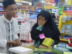 anak-yatim-nangis-beli-alquran-al-quran_20170622_100107.jpg