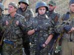 anastasia-slobodyanyuk-di-antara-rekan-rekan-prianya.jpg