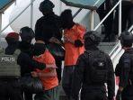anggota-densus-88-membawa-tersangka-teroris-dari-makassar.jpg