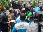anggota-dprd-pekalongan-beri-uang-ke-buruh-pendemo.jpg