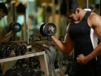 angkat-barbel-di-fitness-center-jatra-hotel.jpg