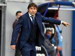 antonio-conte-memberi-isyarat-selama-pertandingan-crotone.jpg