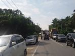 antrean-kendaraan-tampak-mengular-di-jalan-lintas-timur_20170906_151323.jpg