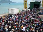 antrean-pemudik-di-pelabuhan.jpg