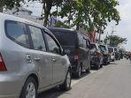 antrean_di_sejumlah_spbu_pekanbaru_makin_meluber.jpg