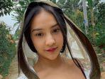 anya-geraldine-genggam-tangan-pria-berbulu-disebut-sayang-siapa-pria-itu.jpg