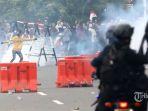 aparat-kepolisian-menembakkan-gas-air-mata.jpg