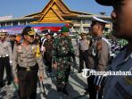 apel-gelar-pasukan-operasi-ketupat-muara-takus-2018-digelar-di-halaman-kantor-gubri-1_20180606_145850.jpg
