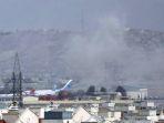 asap-mengepul-setelah-terjadi-ledakan-bom-di-dekat-bandara-kabul.jpg