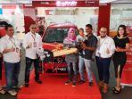 asnidar-menerima-hadiah-mobil-program-gebyar-nsp-telkomsel_20180223_120305.jpg