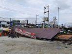 atap_ambruk_akibat_angin_kencang_cuaca_ekstrem_di_pekanbaru_pengelola_ampera_anak_padang_rugi_banyak.jpg