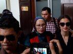atiqah-hasiholan-mendampingi-ratna-sarumpaet-sidang.jpg