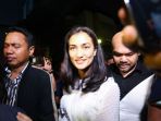 atiqah-hasiholan-saat-mendatangi-polda-metro-jaya_20181024_062515.jpg