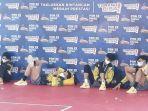 atlet-sepak-takraw-pon-rebahan-di-luar-venue-setelah-kelelahan-menunggu-pertandingan-di-gor-trikora.jpg