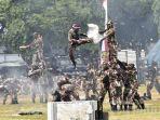 atraksi-pasukan-kopassus-pada-upacara-peringatan-hut-kopassus-ke-67-tahun-2019-silam.jpg