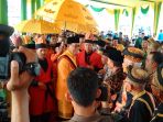 azis-zaenal-disambut-di-balai-adat-kenegerian-kampa_20180326_110255.jpg