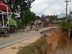 badan-jalan-hangtuah-ujung-pekanbaru-longsor_20180102_084326.jpg