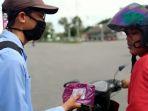 bagikan-masker-dan-hand-sanitizer-kepada-pengendara-mahasiswa-kukerta-bantu-warga-hadapi-new-normal.jpg