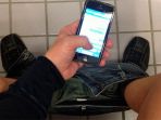 bahaya-main-ponsel-di-toilet_20180317_115350.jpg