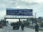 baliho-agung-nugroho-naik-motor-di-billboard-berbayarbawaslu-riau-pening-kita-yang-kayak-gini.jpg