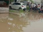 banjir-di-pekanbaru-dosen-ini-telat-bawa-istri-ke-rumah-sakit-untuk-operasi-caesar-bikin-pilu.jpg