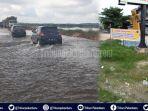 banjir-di-riau-ancam-jalur-transportasi-jalan-utama-ke-langgam-ditutup-ada-mobil-terobos-banjir-1.jpg