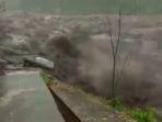 banjir-lahar-dingin-dari-gunung-semeru-menerjang-sebuah-mobil.jpg