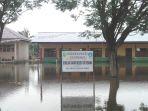 banjir_siswa_sdn_006_redang_ujian_dengan_kaki_terendamjpg.jpg