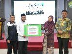 bantuan-dana-pendidikan-yang-diserahkan-oleh-Ketua-Baznas-Riau.jpg