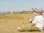 bayi-laki-laki-bayi-di-pantai.jpg