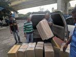 bea_cukai_pekanbaru_hadang_dua_mobil_melintas_3_orang_diamankan_dan_420_ribu_batang_rokok_disita.jpg