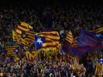 beberapa-fan-barcelona-mengibarkan-bendera-catalunya_20170923_110800.jpg