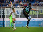 bek-bologna-kevin-bonifazi-kiri-berebut-bola-dengan-lautaro-martinez.jpg