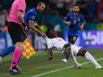 bek-italia-giorgio-chiellini-tengah-melakukan-pelanggaran-terhadap-gelandang-inggris-bukayo-saka.jpg