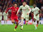bek-liverpool-asal-inggris-trent-alexander-arnold-kiri-dengan-penyerang-ac-milan-ante-rebic.jpg
