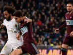 bek-real-madrid-brasil-marcelo-menantang-gelandang-spanyol-celta-vigo-denis-suarez.jpg