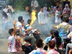 belum-tentu-lulus-ujian-nasional-siswa-ini-maki-polisi-konvoi-coret-baju_20150415_194927.jpg