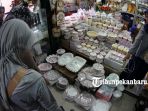 berbagai-toples-dijajakan-di-pasar-bawah-pekanbaru-jelang-lebaran-4_20180610_144437.jpg