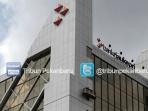 bersihkan-gedung-bank-riau-kepri_20160202_203222.jpg