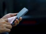 bersihkan-layar-smartphone.jpg