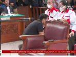 bharada-e-mencium-tangan-ayah-dan-ibu-brigadir-j-sebelum-sidang.jpg