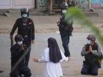 biarawati-berlutut-pada-polisi.jpg