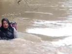 bidan_dona_berenang_seberangi_sungai_untuk_obati_pasien_di_sungai.jpg